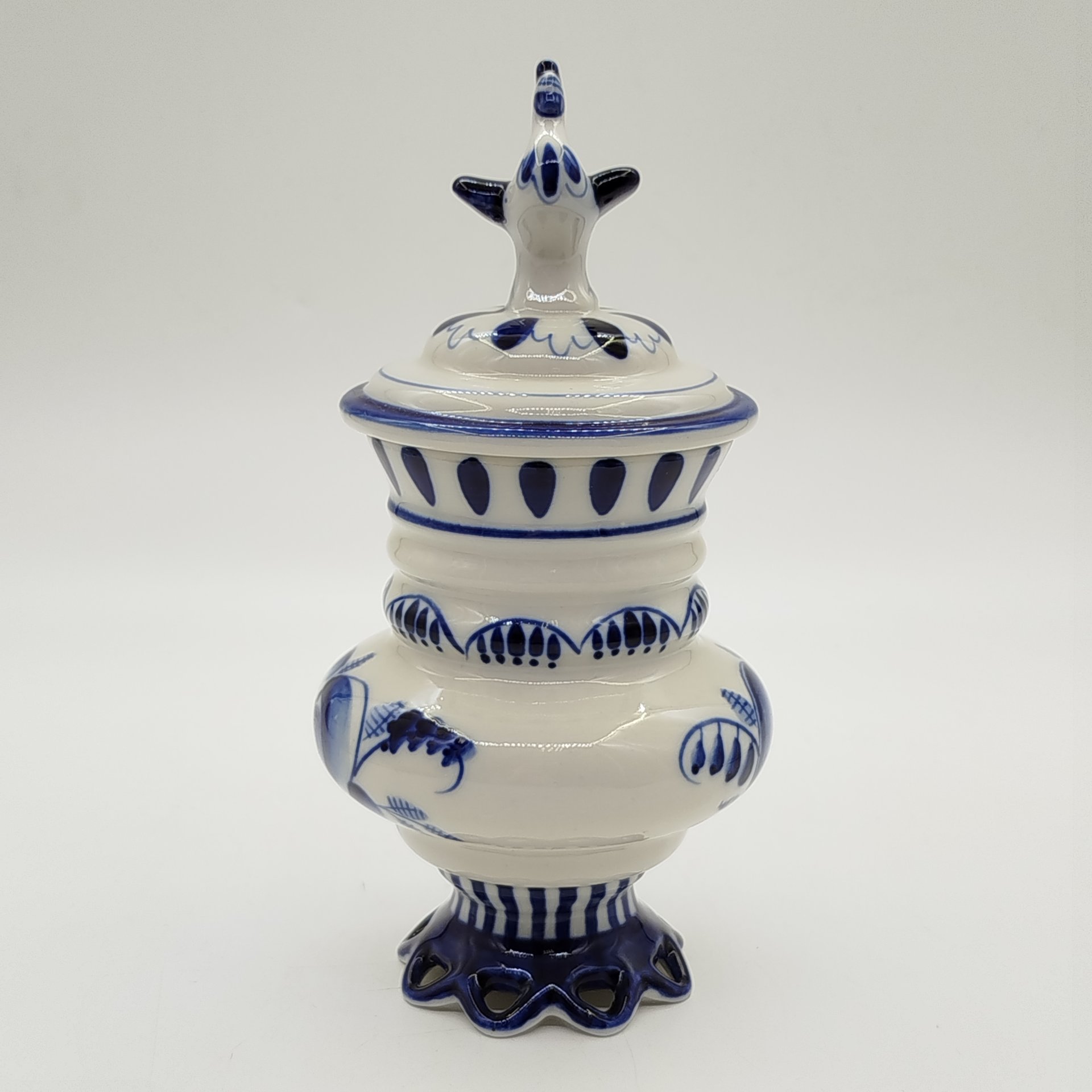 Кружка "Утро", украшенная цветочным декором, авт. Л.П. Азарова