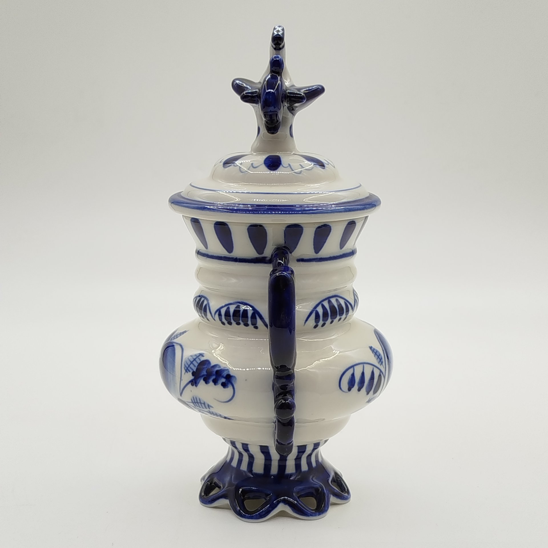 Кружка "Утро", украшенная цветочным декором, авт. Л.П. Азарова