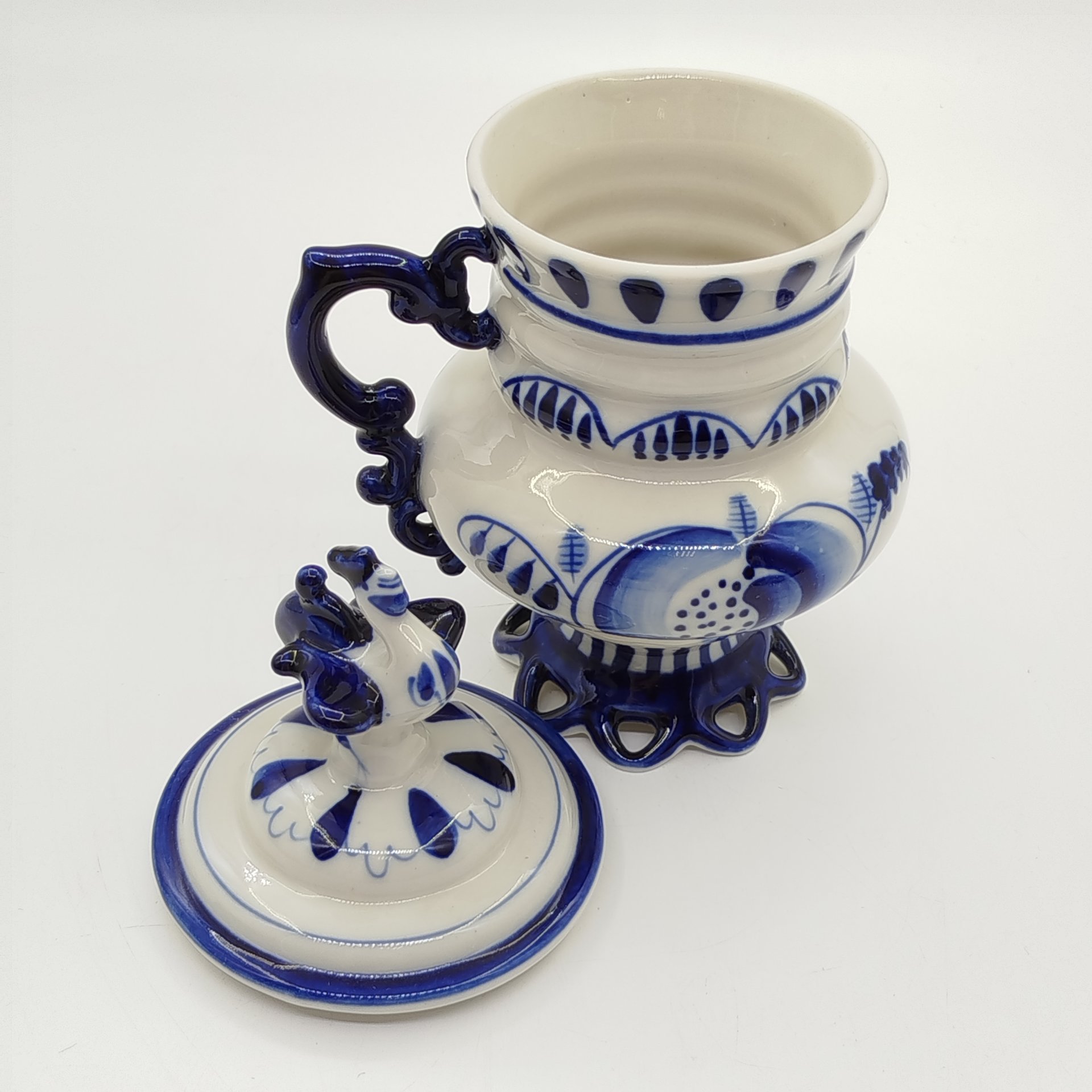 Кружка "Утро", украшенная цветочным декором, авт. Л.П. Азарова