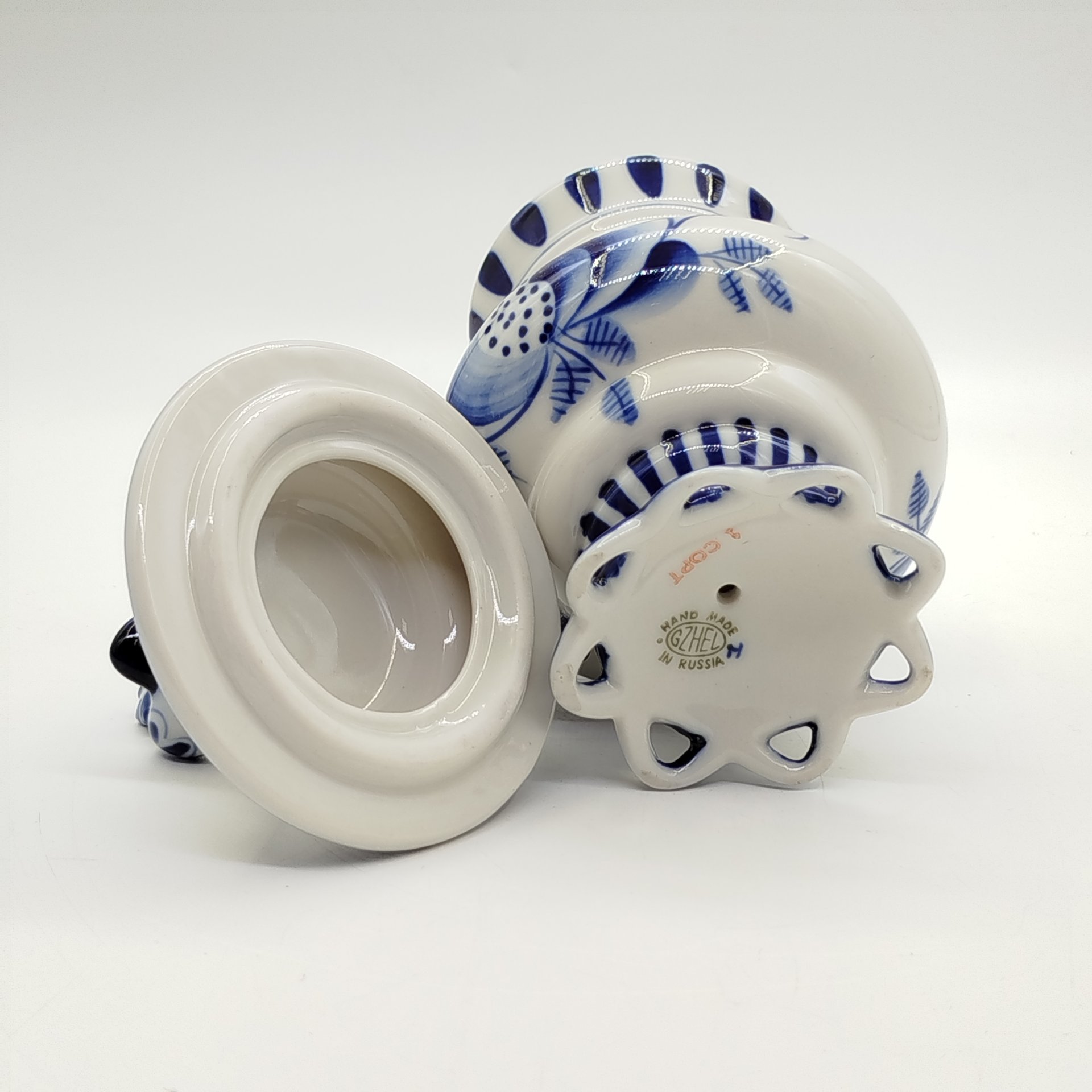 Кружка "Утро", украшенная цветочным декором, авт. Л.П. Азарова