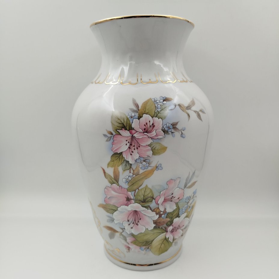 Ваза, украшенная цветочным декором, форма "Сервская", фарфор, деколь с подрисовкой, золочение, Фабрика Гарднера в Вербилках 1766, Россия, 1991-2010 гг.