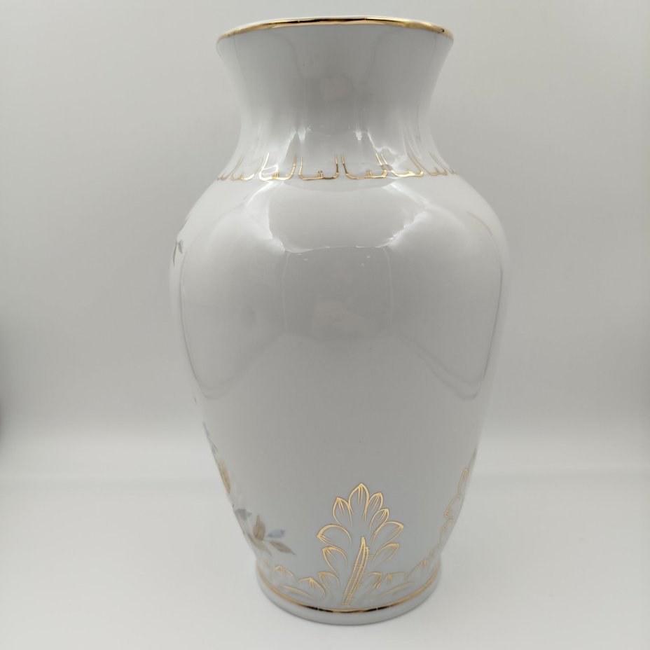 Ваза, украшенная цветочным декором, форма "Сервская", фарфор, деколь с подрисовкой, золочение, Фабрика Гарднера в Вербилках 1766, Россия, 1991-2010 гг.