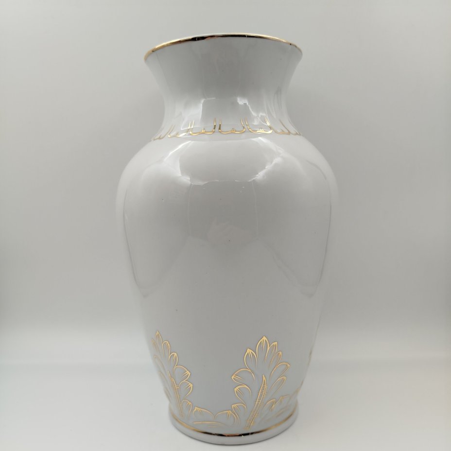Ваза, украшенная цветочным декором, форма "Сервская", фарфор, деколь с подрисовкой, золочение, Фабрика Гарднера в Вербилках 1766, Россия, 1991-2010 гг.