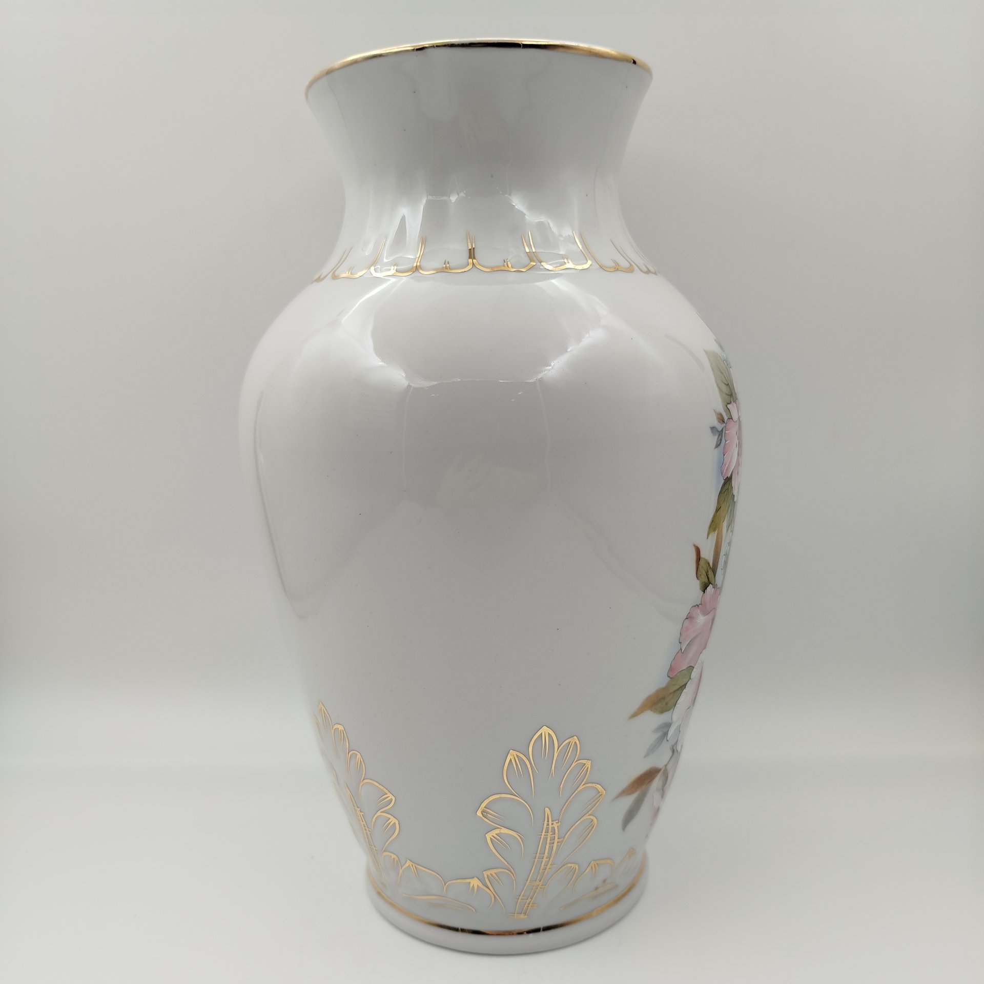 Ваза, украшенная цветочным декором, форма "Сервская", фарфор, деколь с подрисовкой, золочение, Фабрика Гарднера в Вербилках 1766, Россия, 1991-2010 гг.