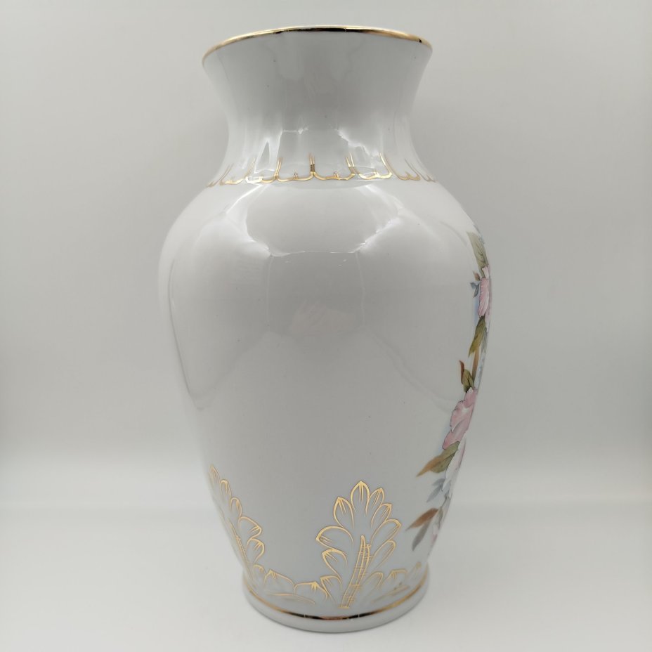 Ваза, украшенная цветочным декором, форма "Сервская", фарфор, деколь с подрисовкой, золочение, Фабрика Гарднера в Вербилках 1766, Россия, 1991-2010 гг.