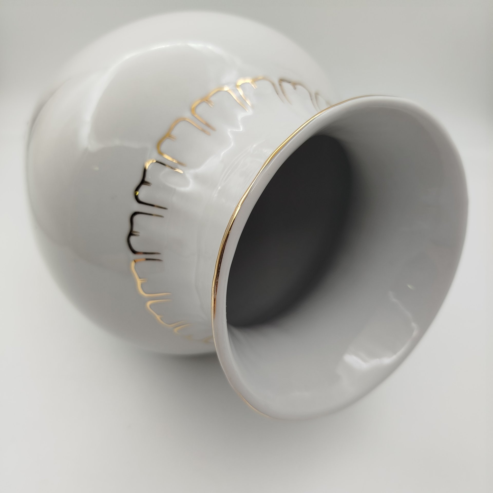 Ваза, украшенная цветочным декором, форма "Сервская", фарфор, деколь с подрисовкой, золочение, Фабрика Гарднера в Вербилках 1766, Россия, 1991-2010 гг.