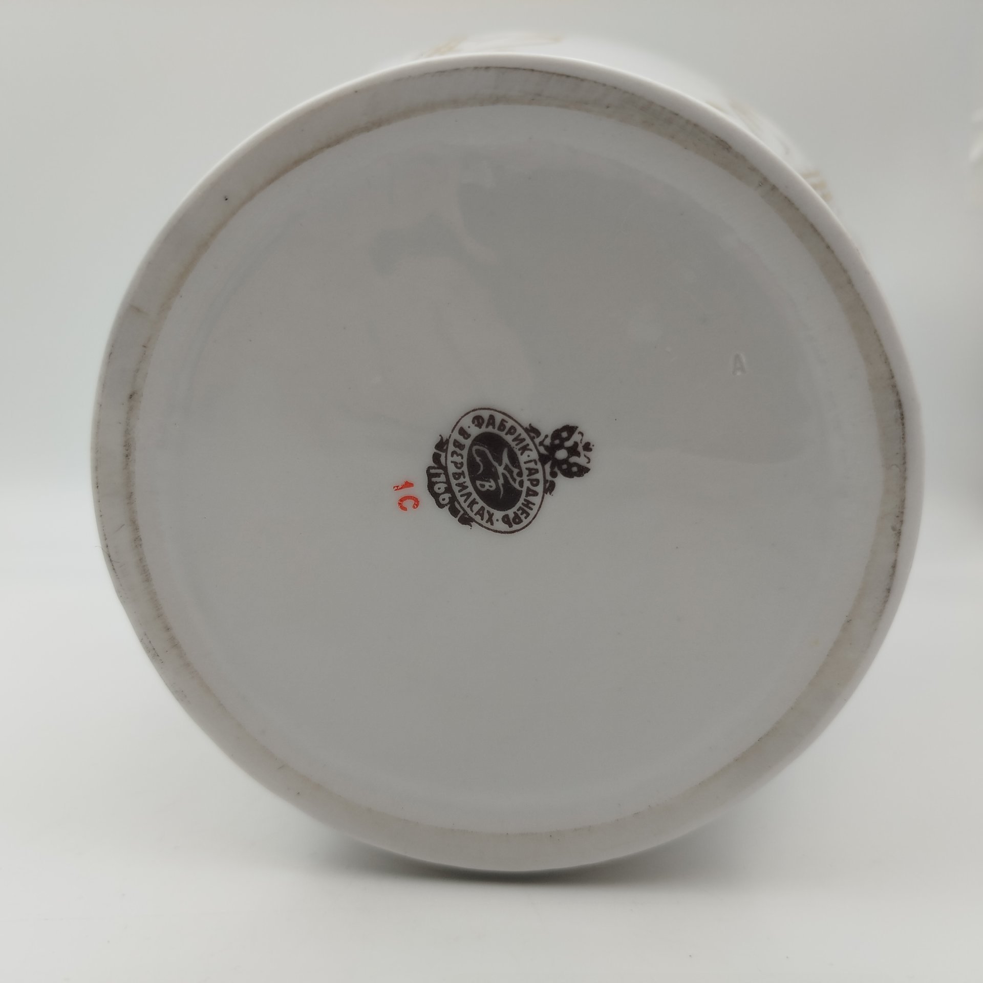 Ваза, украшенная цветочным декором, форма "Сервская", фарфор, деколь с подрисовкой, золочение, Фабрика Гарднера в Вербилках 1766, Россия, 1991-2010 гг.