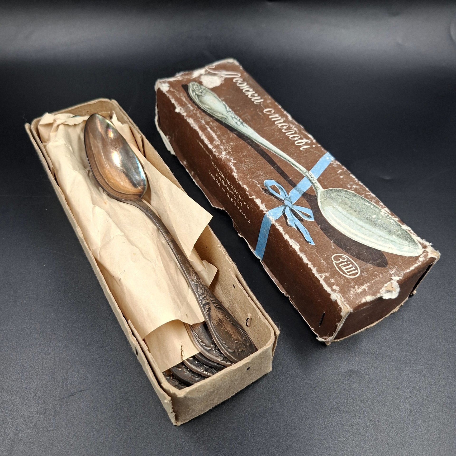 Набор из шести столовых ложек с растительным декором в оригинальной коробке, мНЦ (медь-никель-цинк), картон, Вольнянский завод столовых приборов им. Шевченко (ЗiШ, ЗиШ), СССР, 1960-1980 гг.