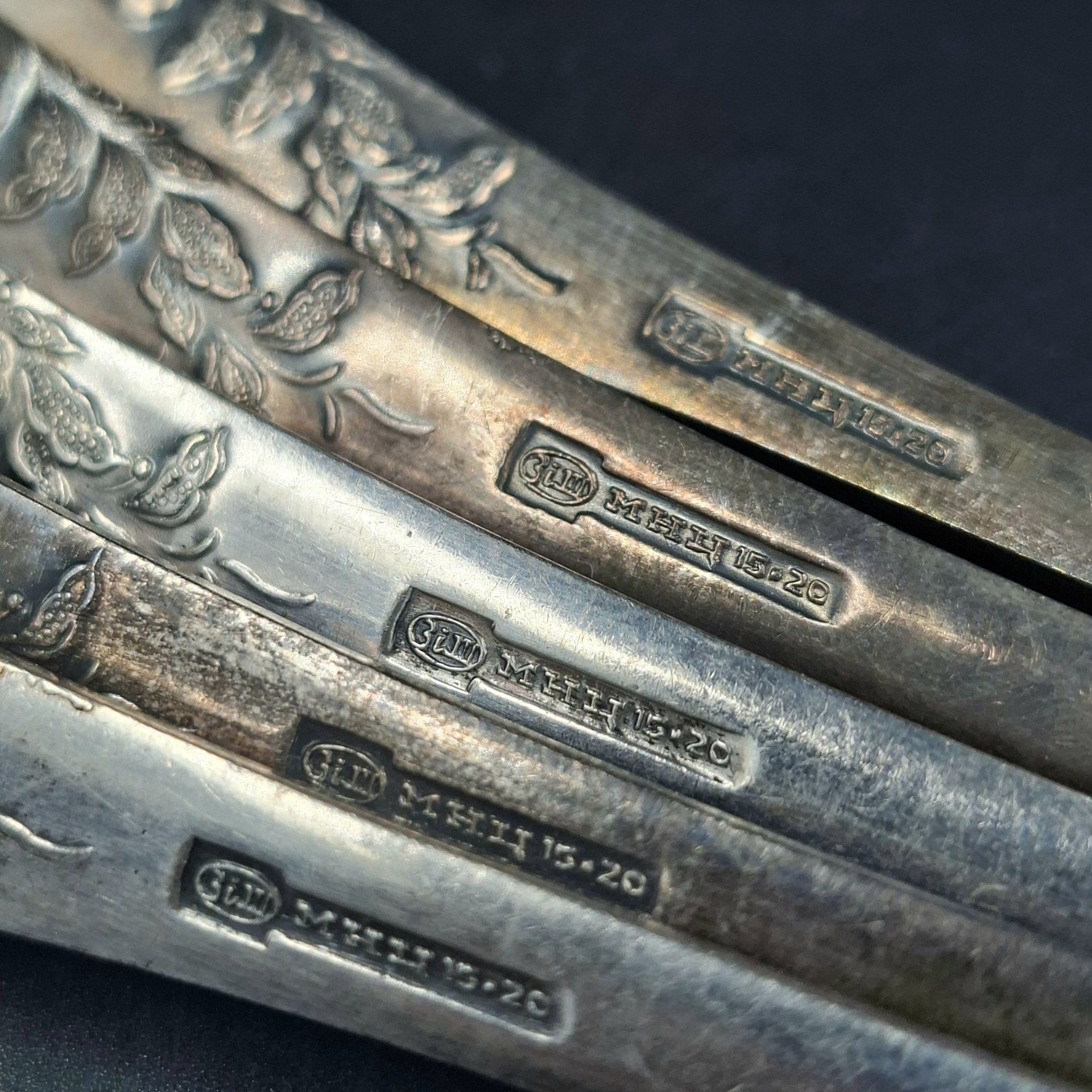 Набор из шести столовых ложек с растительным декором в оригинальной коробке, мНЦ (медь-никель-цинк), картон, Вольнянский завод столовых приборов им. Шевченко (ЗiШ, ЗиШ), СССР, 1960-1980 гг.