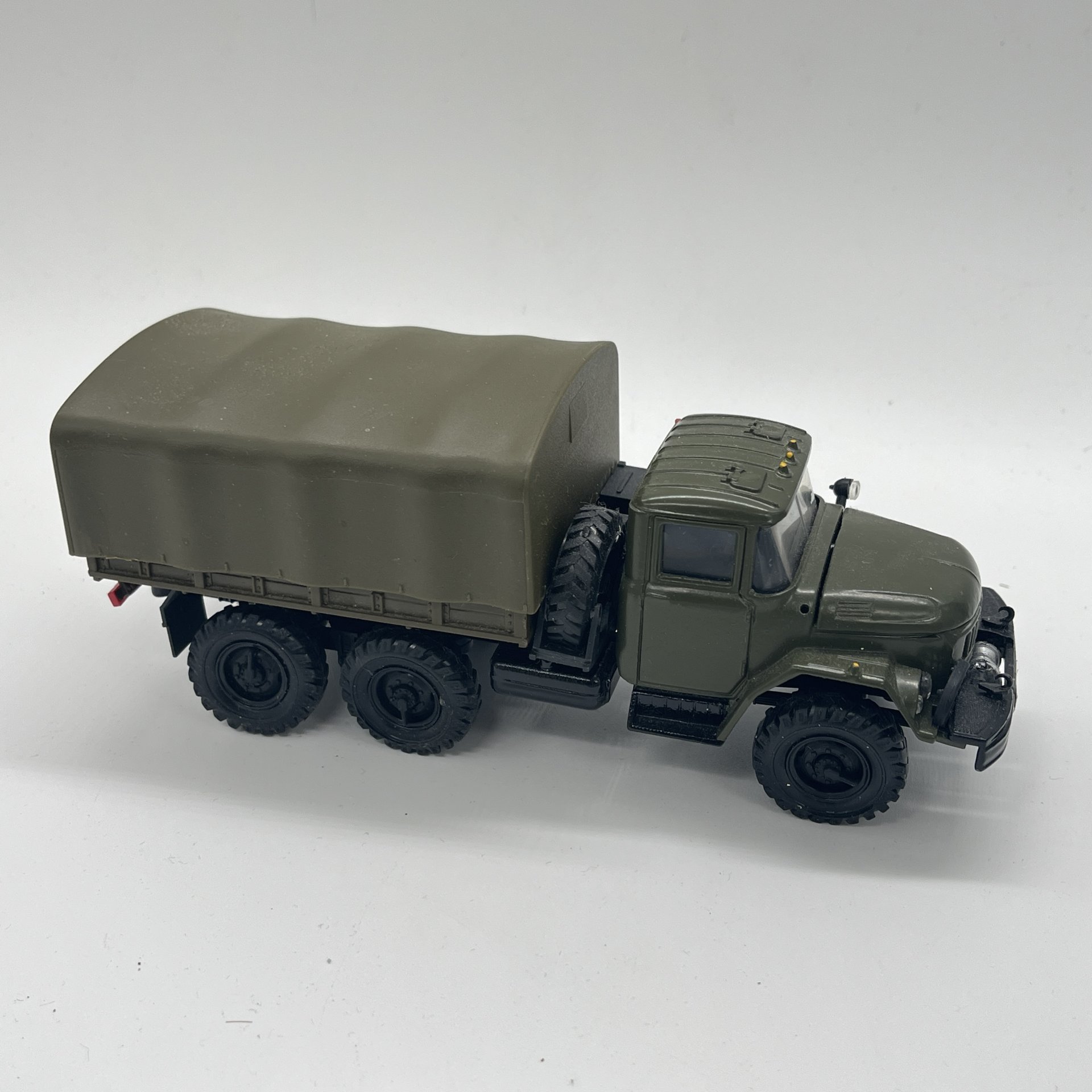 Модель автомобиля "ЗИЛ-131" со съемным тентом