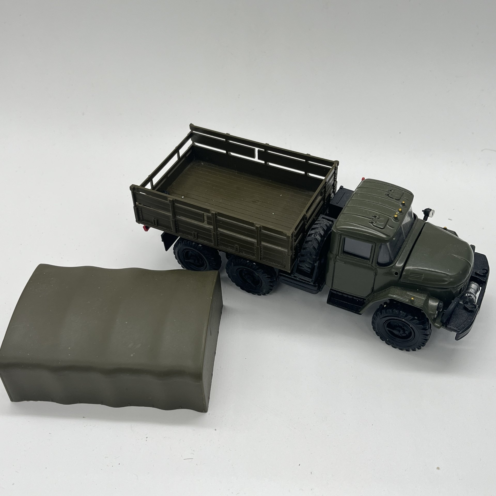 Модель автомобиля "ЗИЛ-131" со съемным тентом