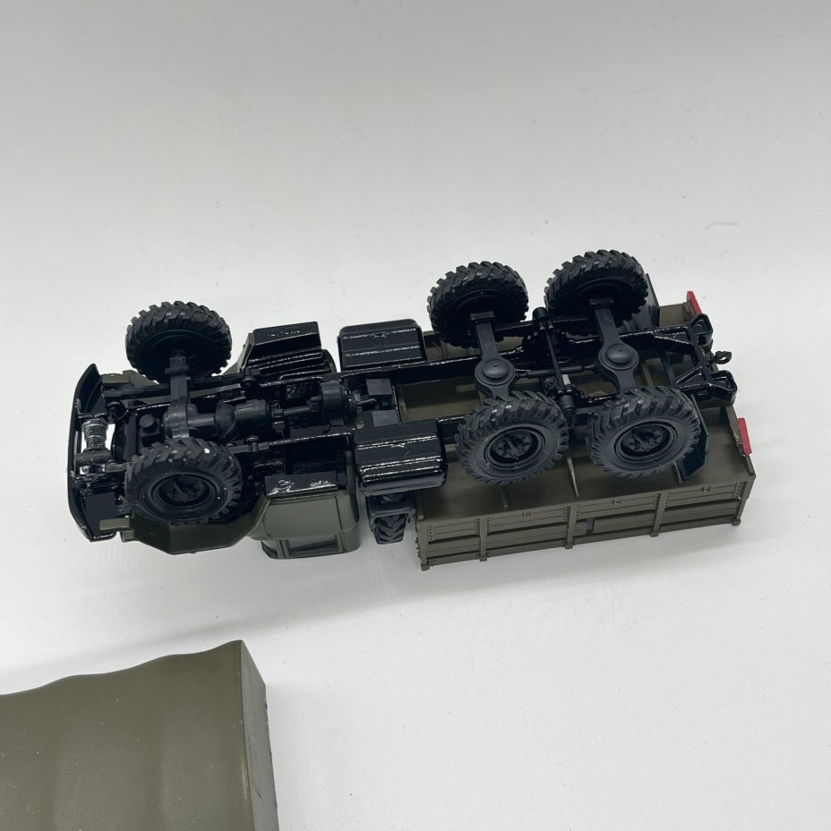 Модель автомобиля "ЗИЛ-131" со съемным тентом