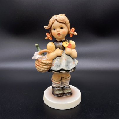 Статуэтка "Little Visitor" (Маленькая посетительница),  M.I. Hummel Exclusive Edition, Goebel