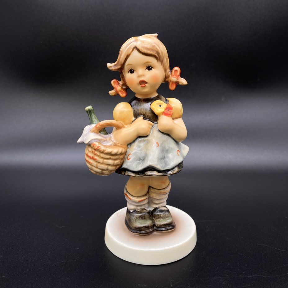 Статуэтка "Little Visitor" (Маленькая посетительница),  M.I. Hummel Exclusive Edition, Goebel