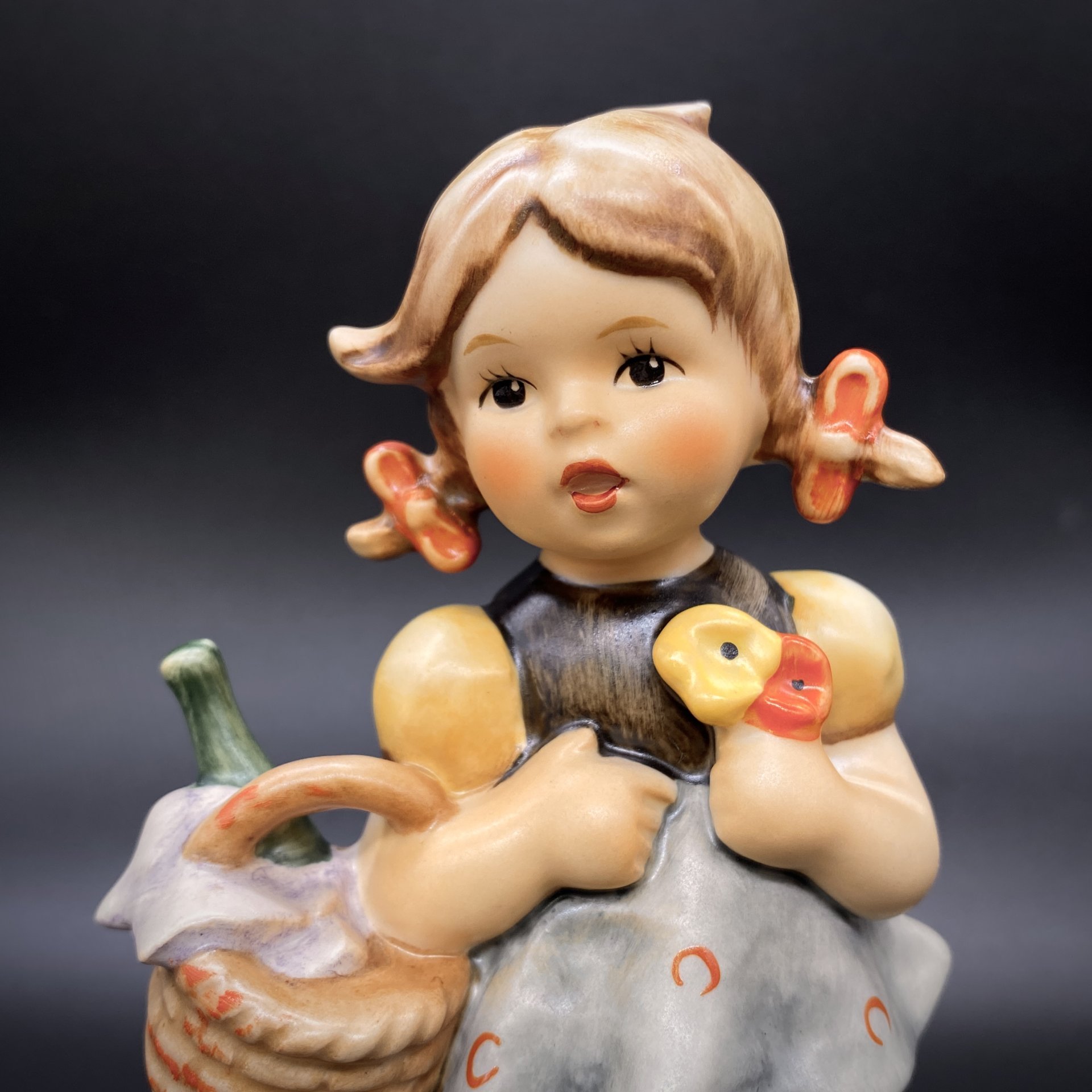 Статуэтка "Little Visitor" (Маленькая посетительница),  M.I. Hummel Exclusive Edition, Goebel