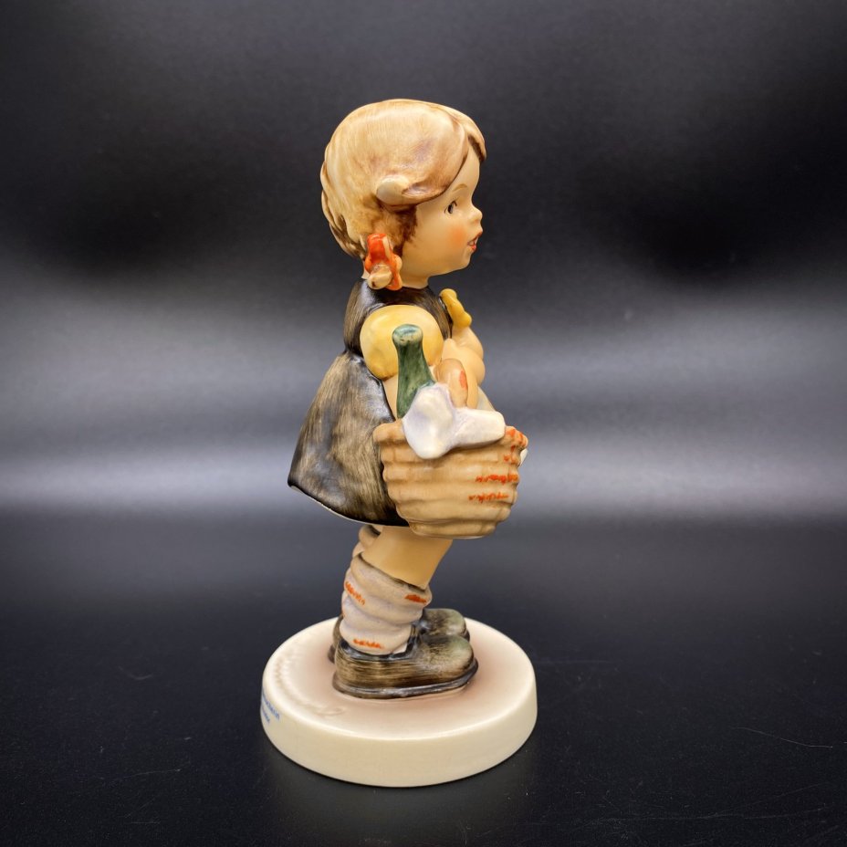 Статуэтка "Little Visitor" (Маленькая посетительница),  M.I. Hummel Exclusive Edition, Goebel