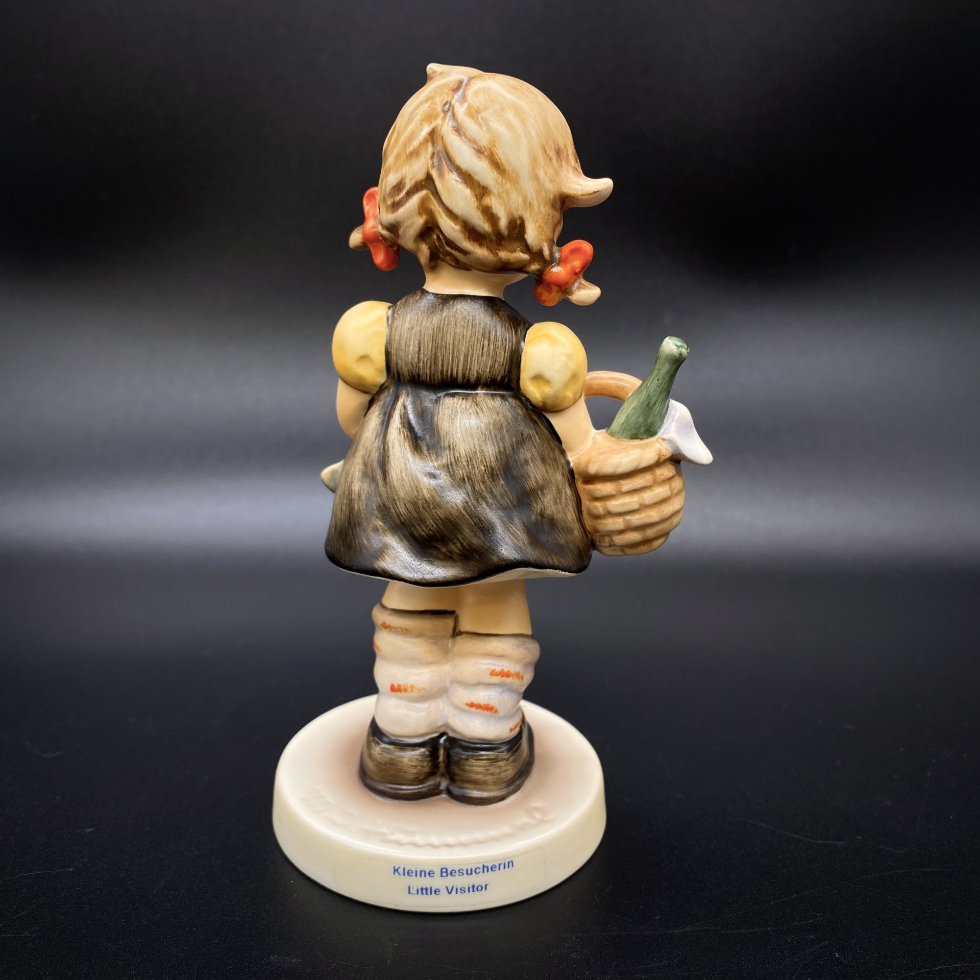 Статуэтка "Little Visitor" (Маленькая посетительница),  M.I. Hummel Exclusive Edition, Goebel