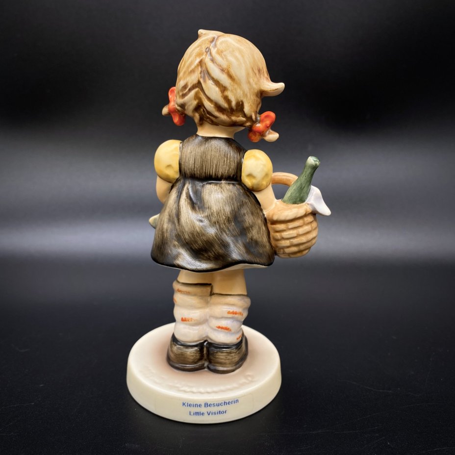 Статуэтка "Little Visitor" (Маленькая посетительница),  M.I. Hummel Exclusive Edition, Goebel