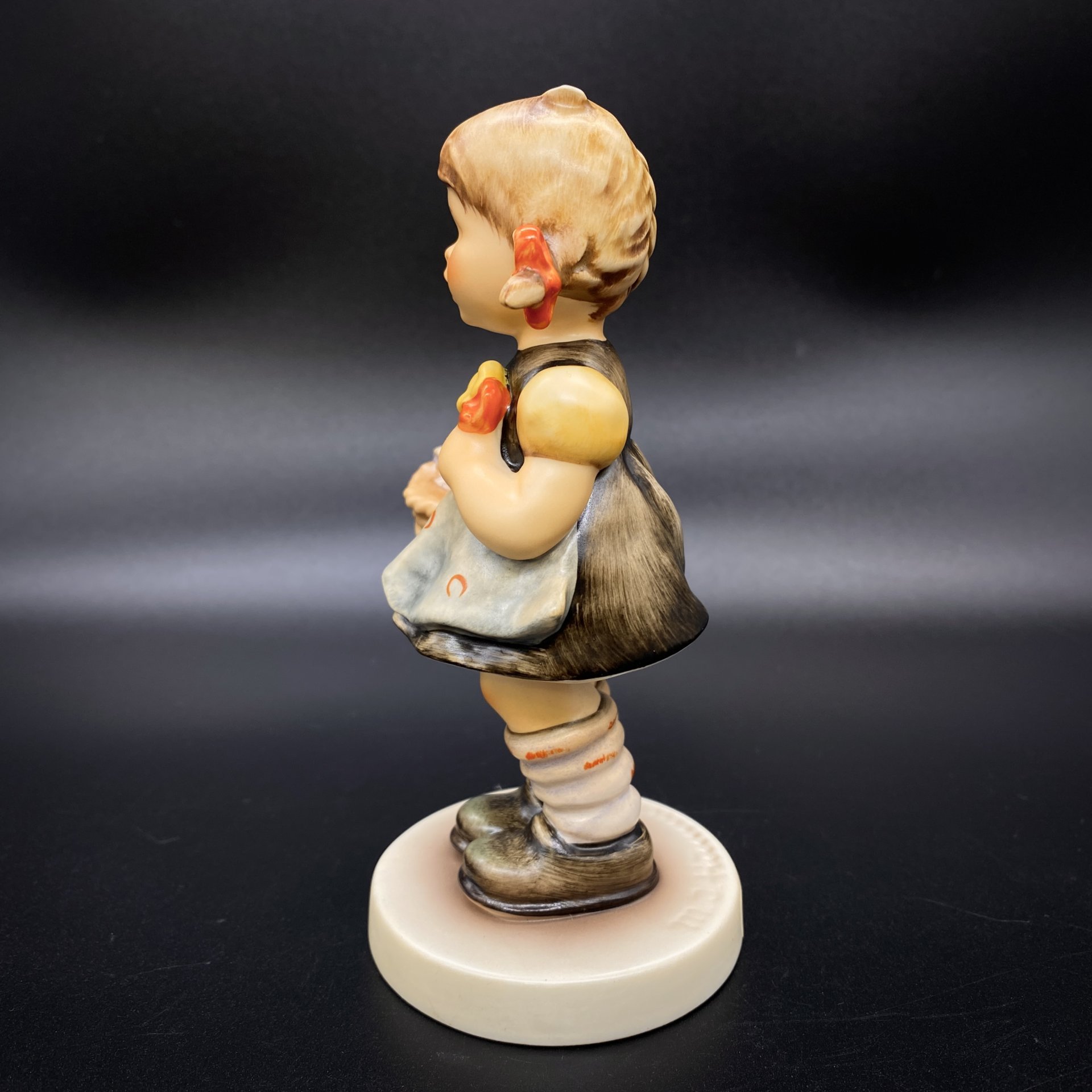Статуэтка "Little Visitor" (Маленькая посетительница),  M.I. Hummel Exclusive Edition, Goebel