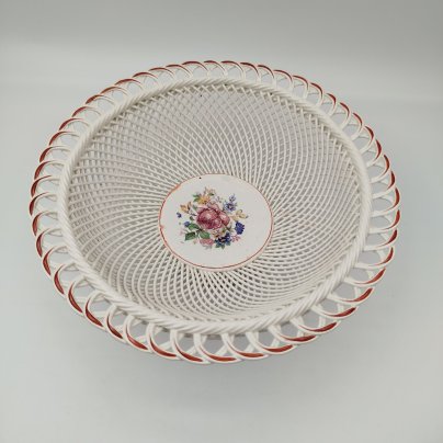 Сухарница с цветочным декором и прорезным бортом, фаянс, деколь, Кировский фаянсовый завод, СССР, 1957-1965 гг.