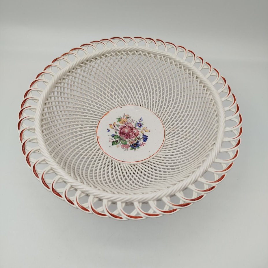 Сухарница с цветочным декором и прорезным бортом, фаянс, деколь, Кировский фаянсовый завод, СССР, 1957-1965 гг.