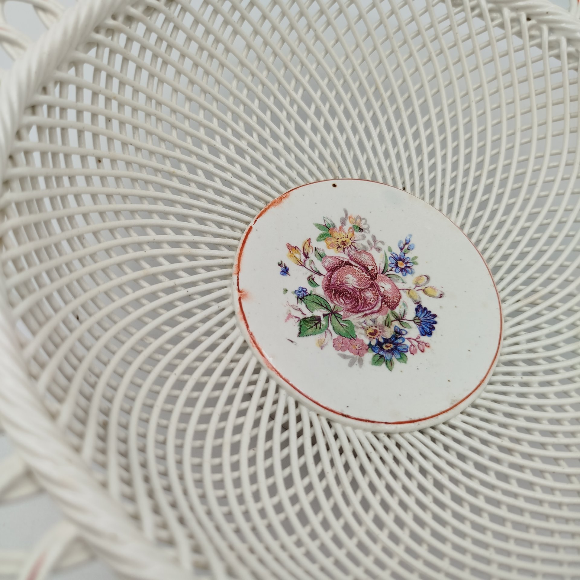 Сухарница с цветочным декором и прорезным бортом, фаянс, деколь, Кировский фаянсовый завод, СССР, 1957-1965 гг.