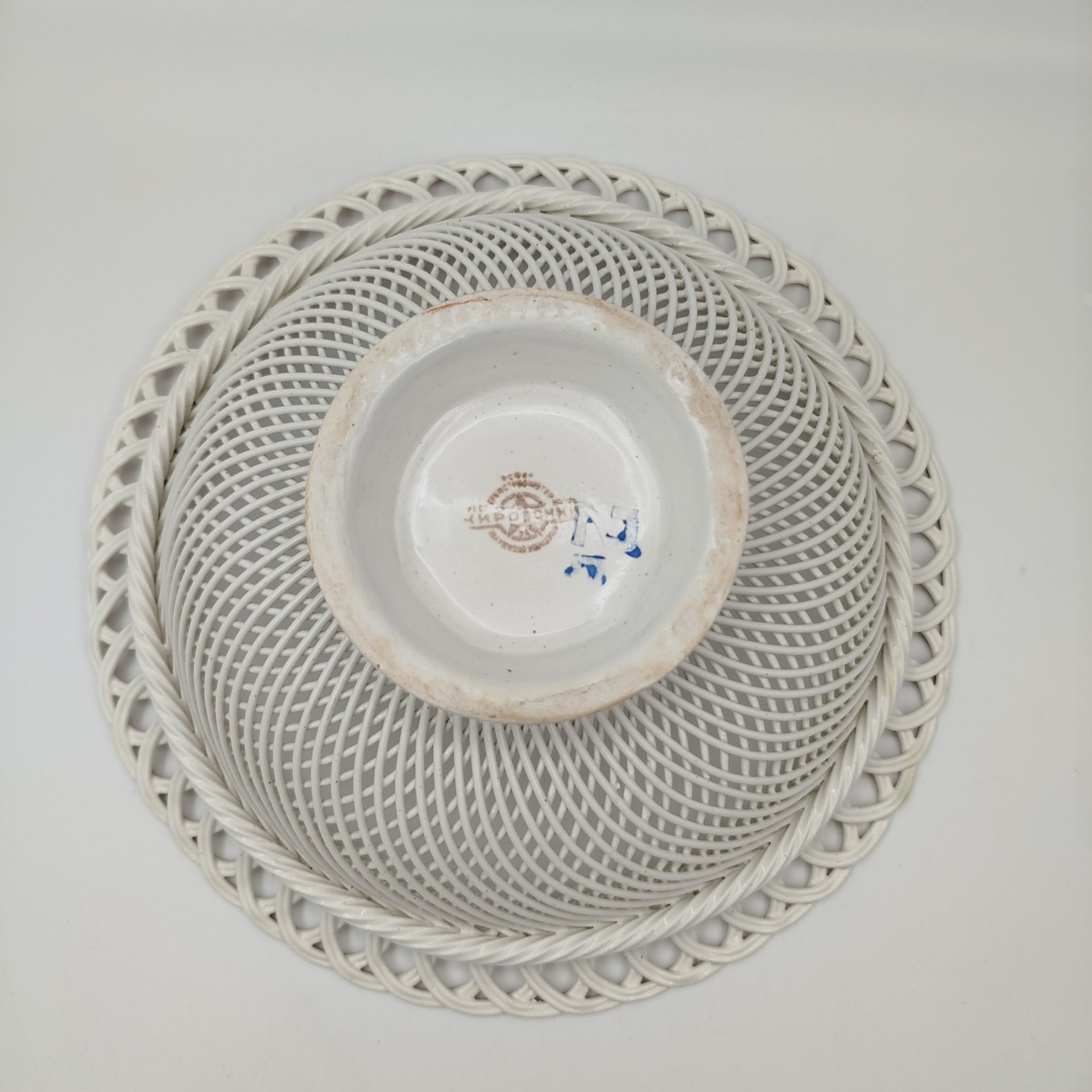 Сухарница с цветочным декором и прорезным бортом, фаянс, деколь, Кировский фаянсовый завод, СССР, 1957-1965 гг.