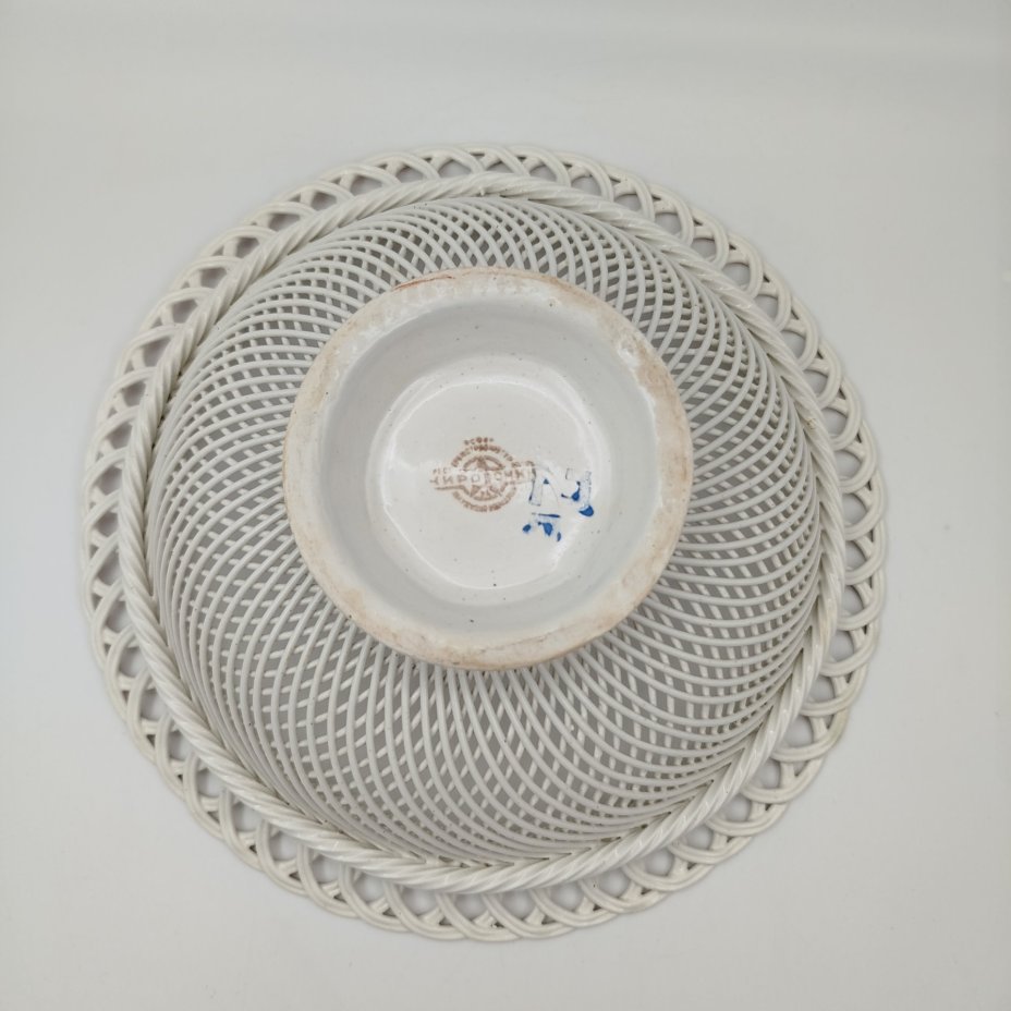 Сухарница с цветочным декором и прорезным бортом, фаянс, деколь, Кировский фаянсовый завод, СССР, 1957-1965 гг.