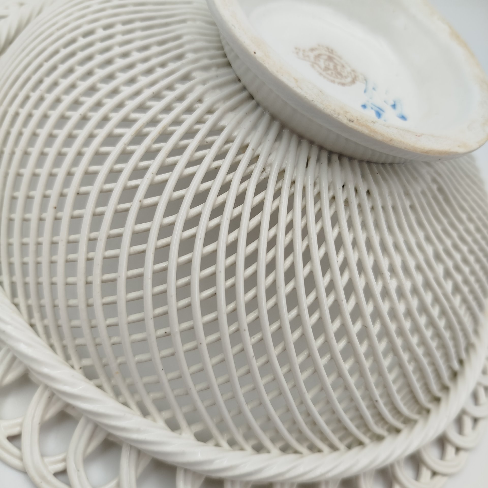 Сухарница с цветочным декором и прорезным бортом, фаянс, деколь, Кировский фаянсовый завод, СССР, 1957-1965 гг.