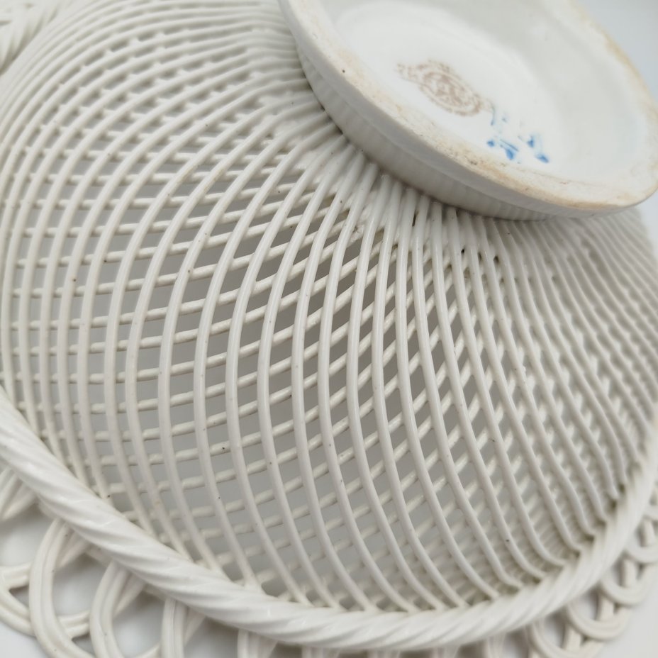 Сухарница с цветочным декором и прорезным бортом, фаянс, деколь, Кировский фаянсовый завод, СССР, 1957-1965 гг.