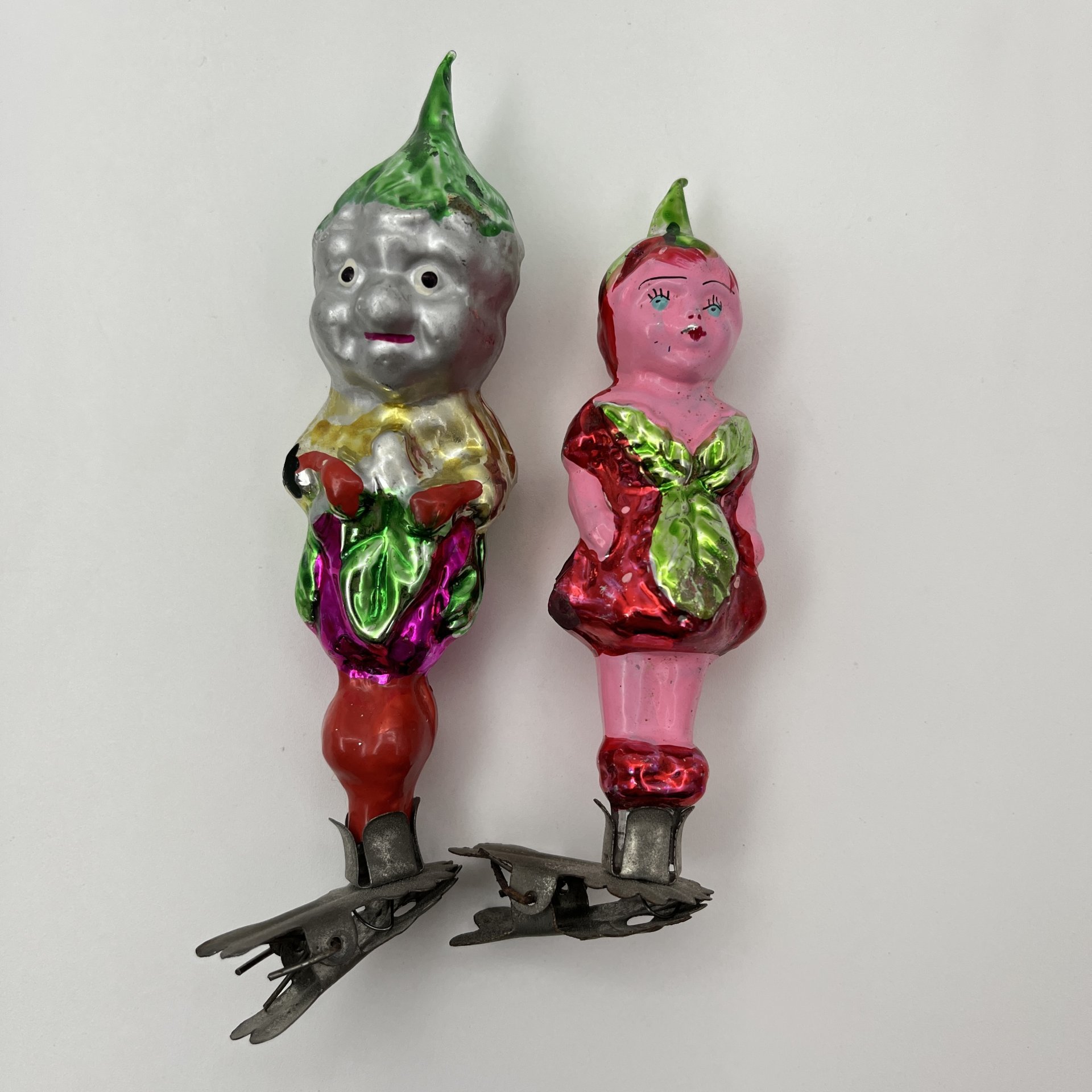 Набор ёлочных игрушек на прищепках «Чиполлино» 2 шт. ("Служанка Земляничка", "Сапожник Виноградинка"), стекло, металл, роспись, Артель «Культигрушка», СССР, 1950-1960 гг.