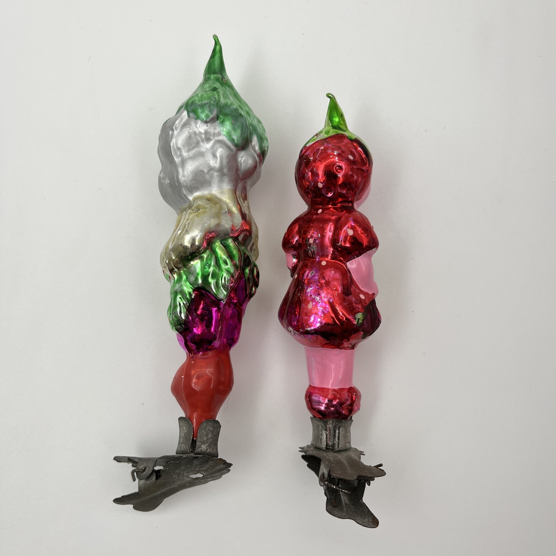 Набор ёлочных игрушек на прищепках «Чиполлино» 2 шт. ("Служанка Земляничка", "Сапожник Виноградинка"), стекло, металл, роспись, Артель «Культигрушка», СССР, 1950-1960 гг.