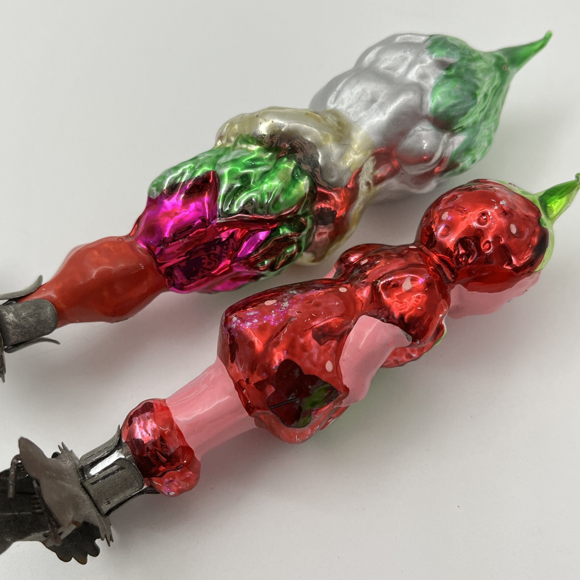 Набор ёлочных игрушек на прищепках «Чиполлино» 2 шт. ("Служанка Земляничка", "Сапожник Виноградинка"), стекло, металл, роспись, Артель «Культигрушка», СССР, 1950-1960 гг.