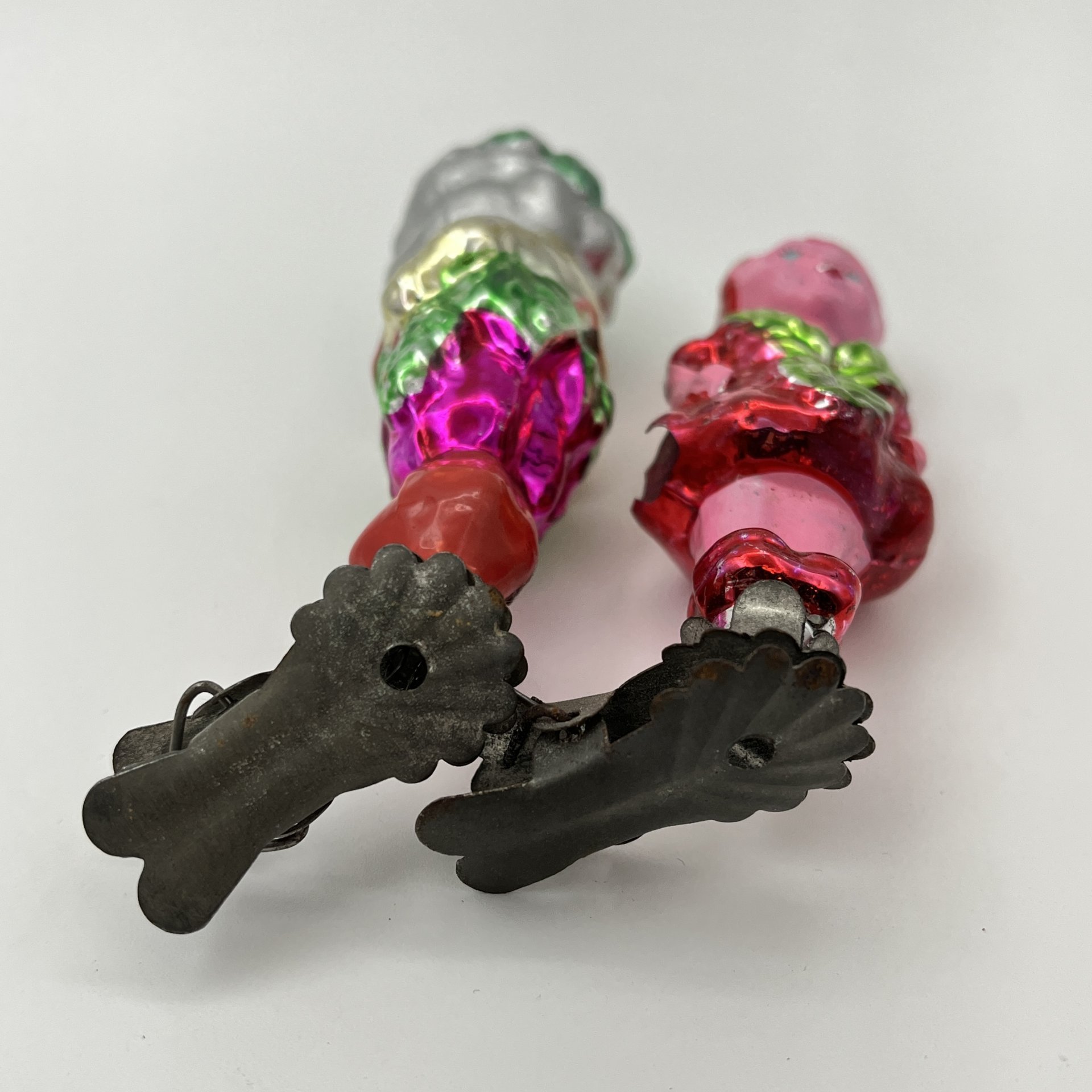 Набор ёлочных игрушек на прищепках «Чиполлино» 2 шт. ("Служанка Земляничка", "Сапожник Виноградинка"), стекло, металл, роспись, Артель «Культигрушка», СССР, 1950-1960 гг.