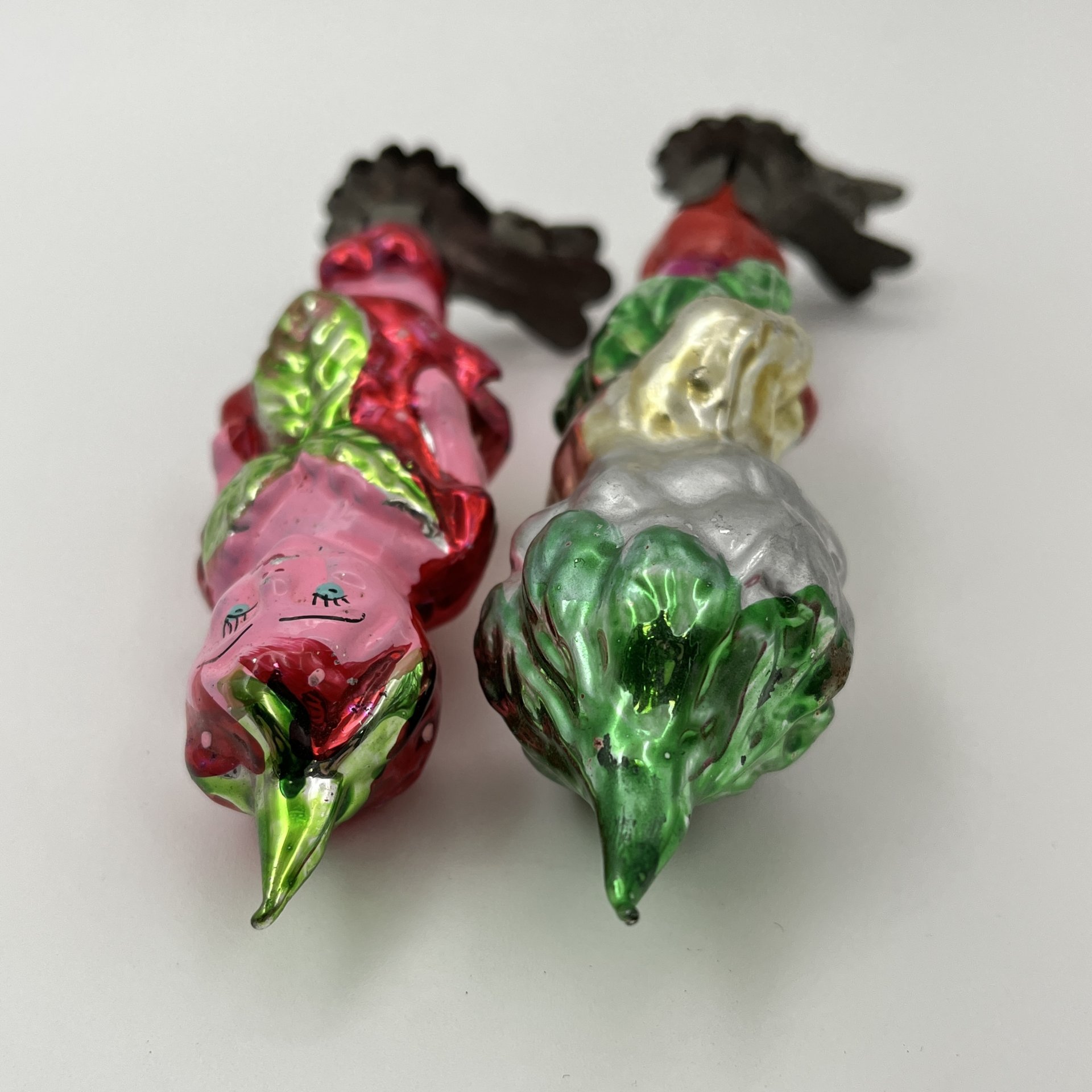 Набор ёлочных игрушек на прищепках «Чиполлино» 2 шт. ("Служанка Земляничка", "Сапожник Виноградинка"), стекло, металл, роспись, Артель «Культигрушка», СССР, 1950-1960 гг.