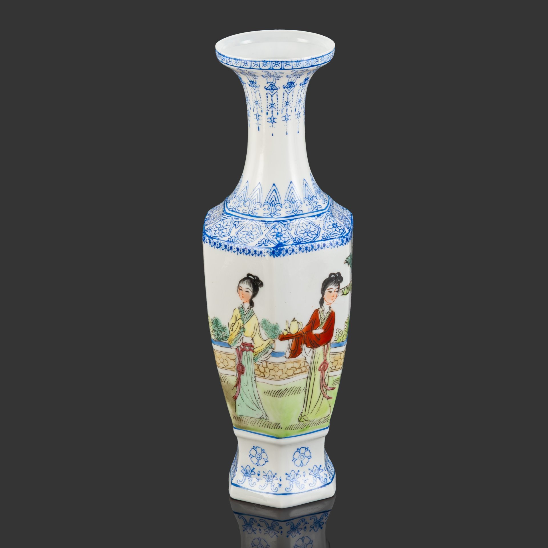 Ваза шестигранной формы "Пять красавиц в саду" в оригинальной коробке, фарфор, костяной фарфор, трафарет, роспись, Китай, 1960-1980 гг.