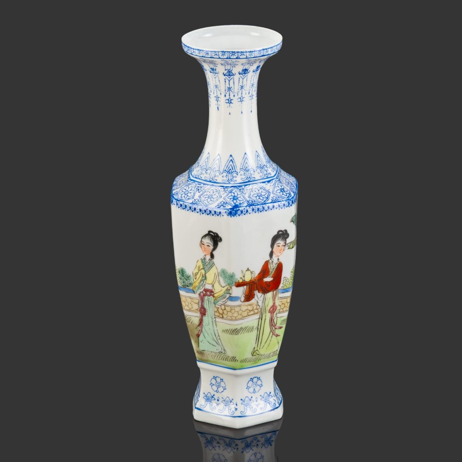 Ваза шестигранной формы "Пять красавиц в саду" в оригинальной коробке, фарфор, костяной фарфор, трафарет, роспись, Китай, 1960-1980 гг.