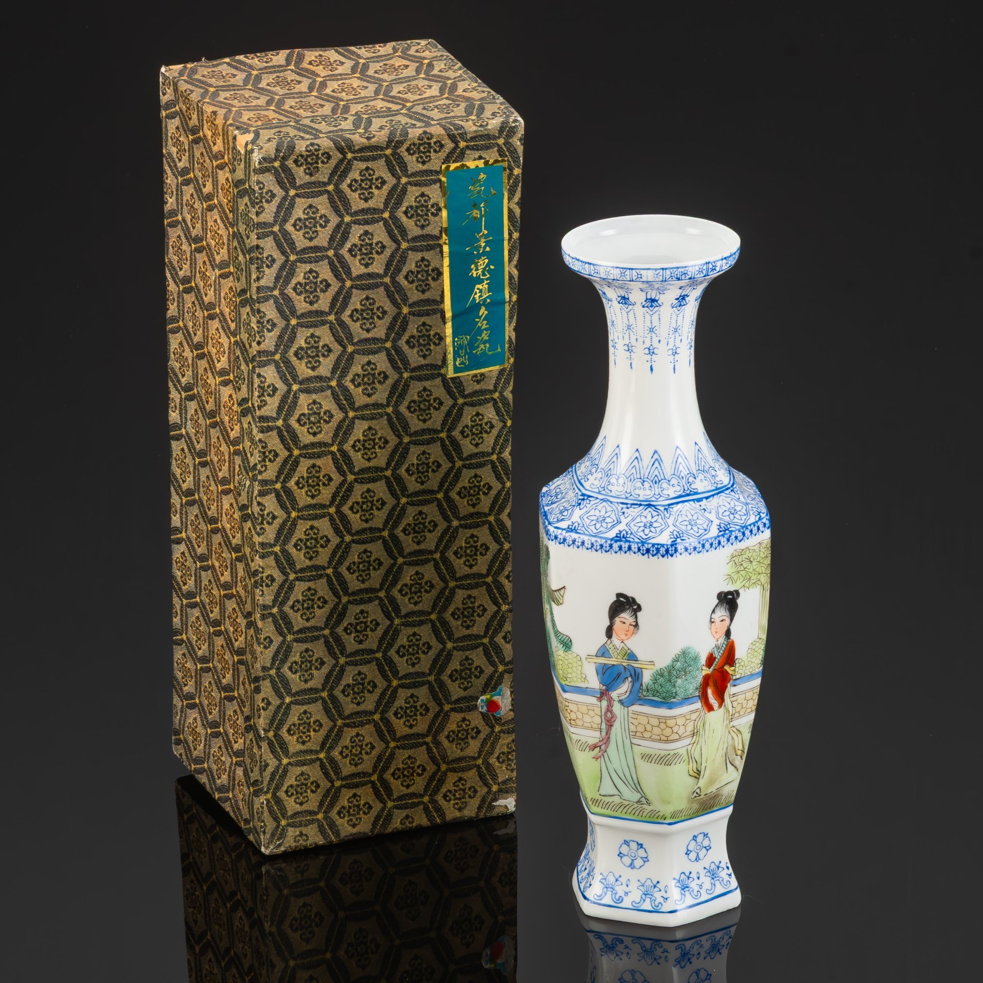 Ваза шестигранной формы "Пять красавиц в саду" в оригинальной коробке, фарфор, костяной фарфор, трафарет, роспись, Китай, 1960-1980 гг.