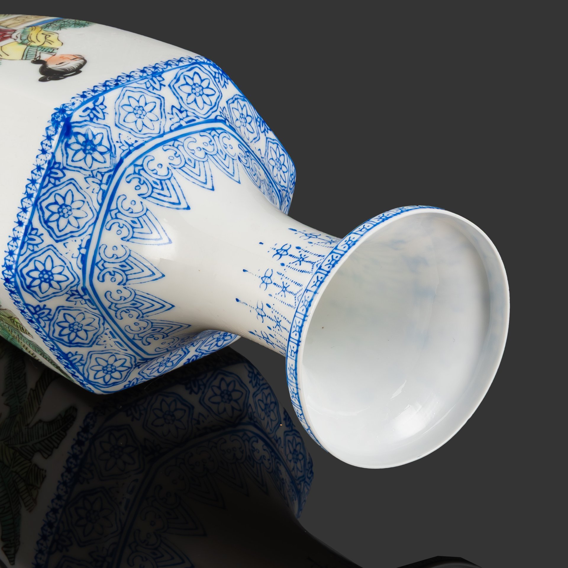 Ваза шестигранной формы "Пять красавиц в саду" в оригинальной коробке, фарфор, костяной фарфор, трафарет, роспись, Китай, 1960-1980 гг.