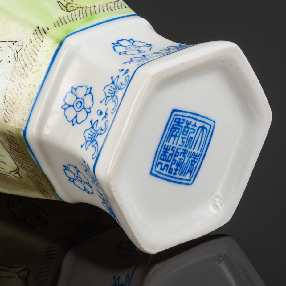 Ваза шестигранной формы "Пять красавиц в саду" в оригинальной коробке, фарфор, костяной фарфор, трафарет, роспись, Китай, 1960-1980 гг.