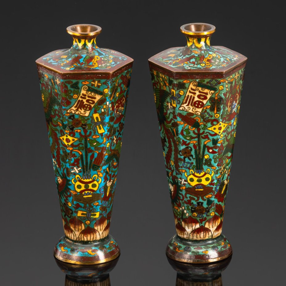 Парные вазы шестиугольной формы, декорированная сюжетом "Тысяча сокровищ", эпоха Мейдзи, латунь, перегородчатая эмаль, техника клуазоне, Япония, 1880-1910 гг.