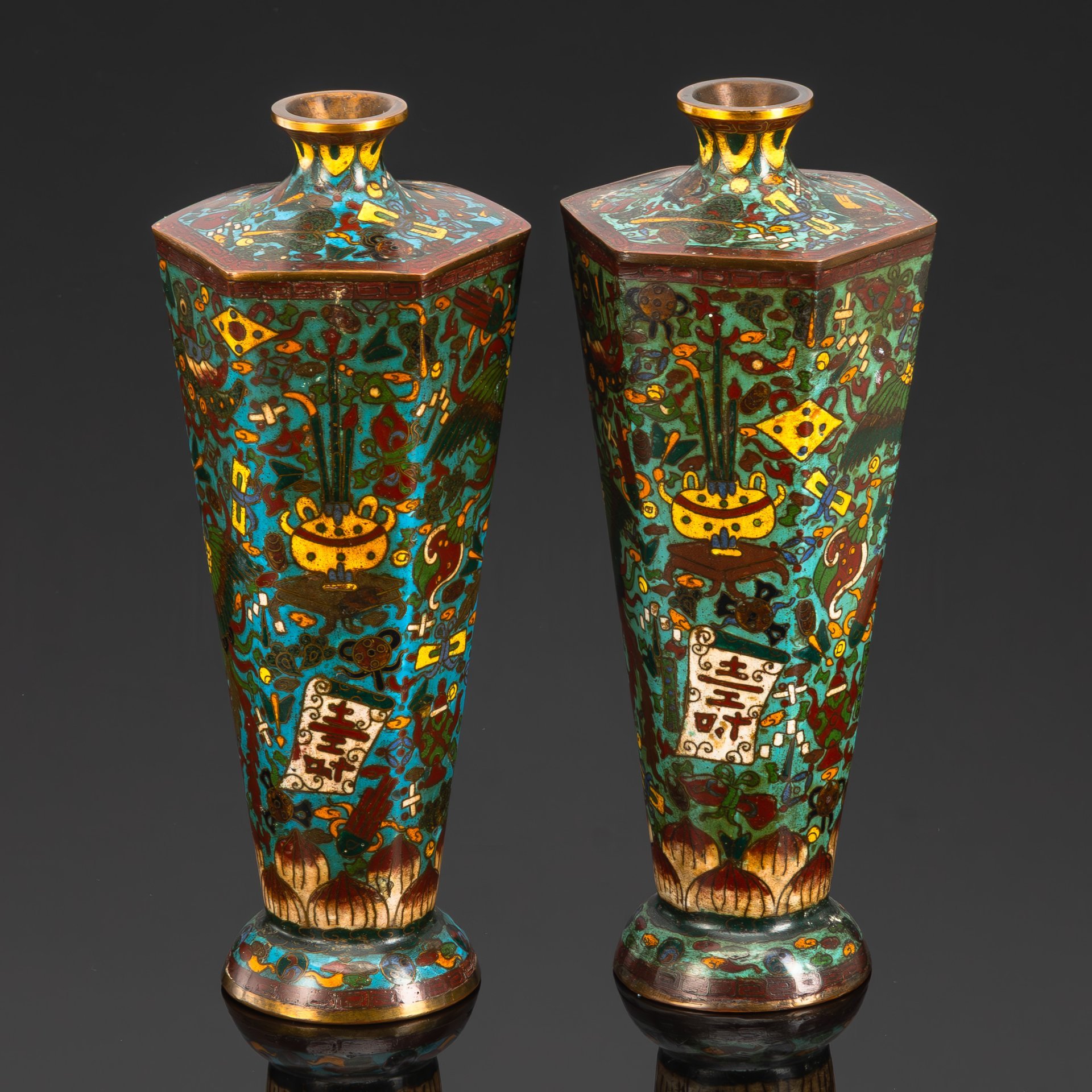 Парные вазы шестиугольной формы, декорированная сюжетом "Тысяча сокровищ", эпоха Мейдзи, латунь, перегородчатая эмаль, техника клуазоне, Япония, 1880-1910 гг.