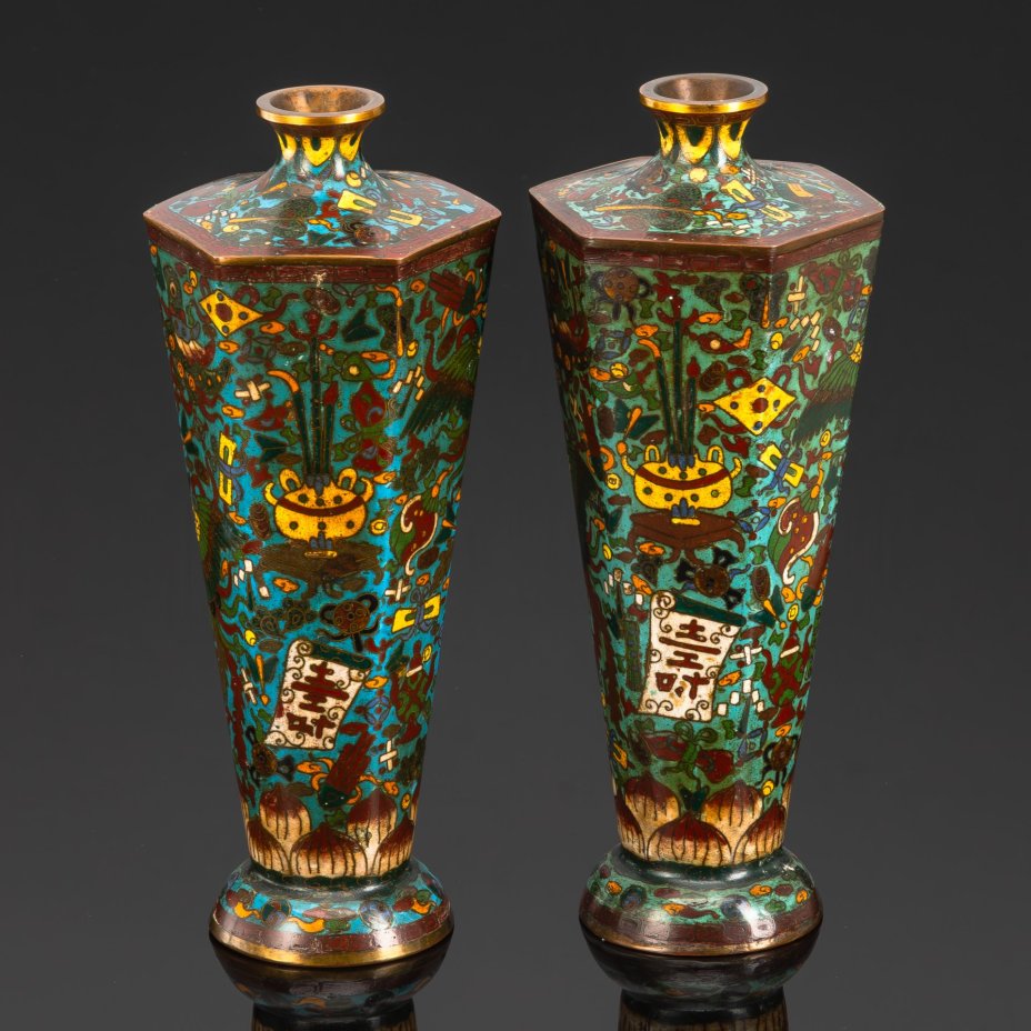Парные вазы шестиугольной формы, декорированная сюжетом "Тысяча сокровищ", эпоха Мейдзи