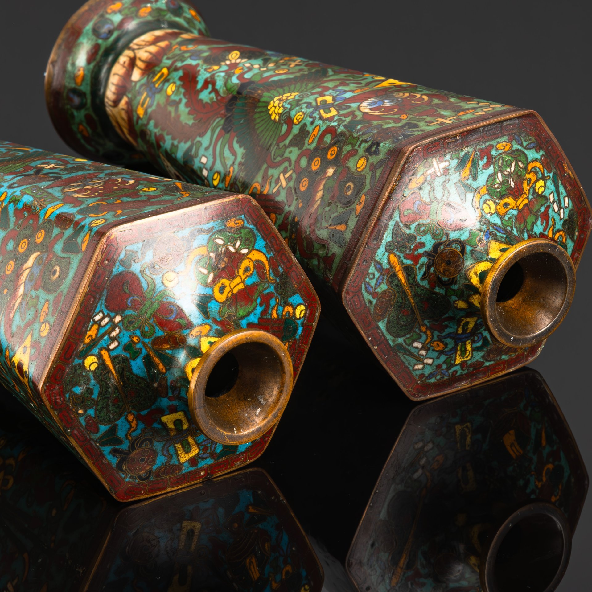 Парные вазы шестиугольной формы, декорированная сюжетом "Тысяча сокровищ", эпоха Мейдзи, латунь, перегородчатая эмаль, техника клуазоне, Япония, 1880-1910 гг.