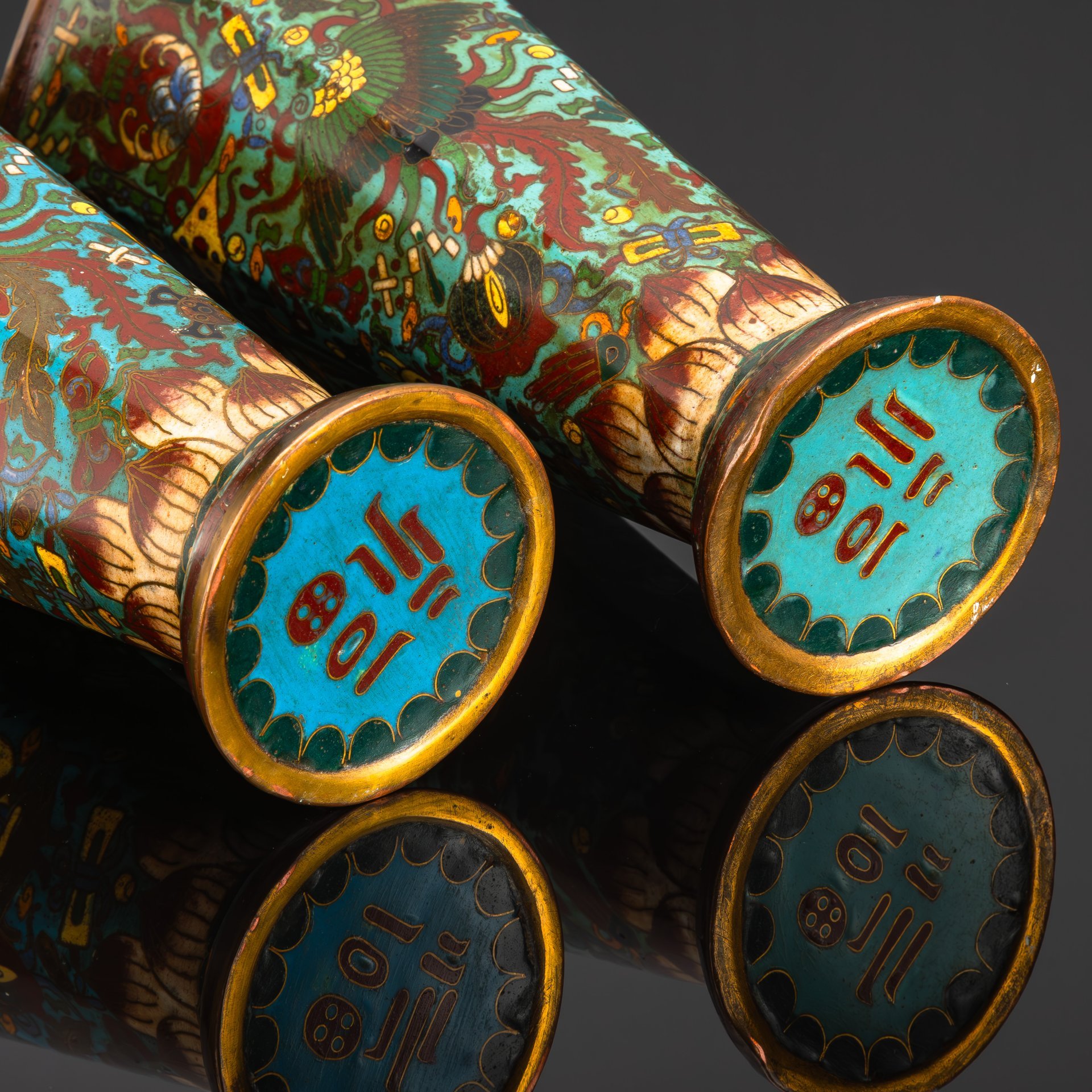 Парные вазы шестиугольной формы, декорированная сюжетом "Тысяча сокровищ", эпоха Мейдзи, латунь, перегородчатая эмаль, техника клуазоне, Япония, 1880-1910 гг.