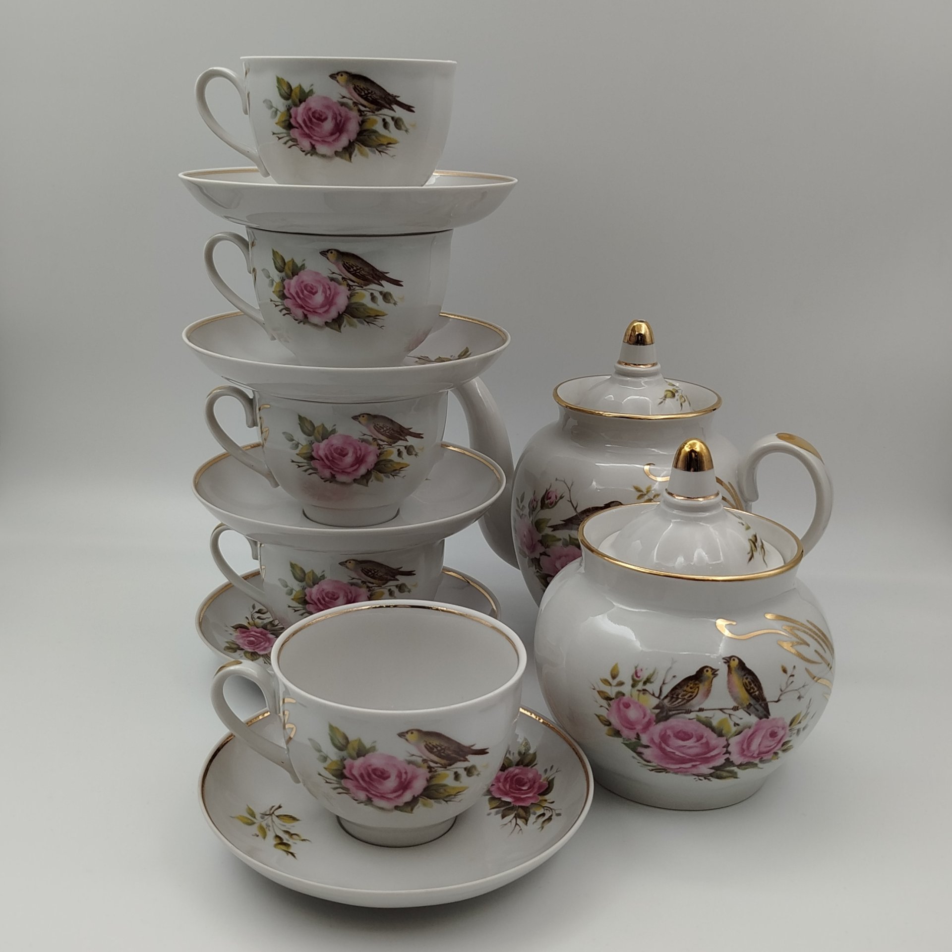 Сервиз чайный на 5 персон (12 предметов), украшенный цветами и птицами, фарфор, деколь, золочение, Дулевский фарфоровый завод (Дулёво), Российская Федерация, 2000 г.