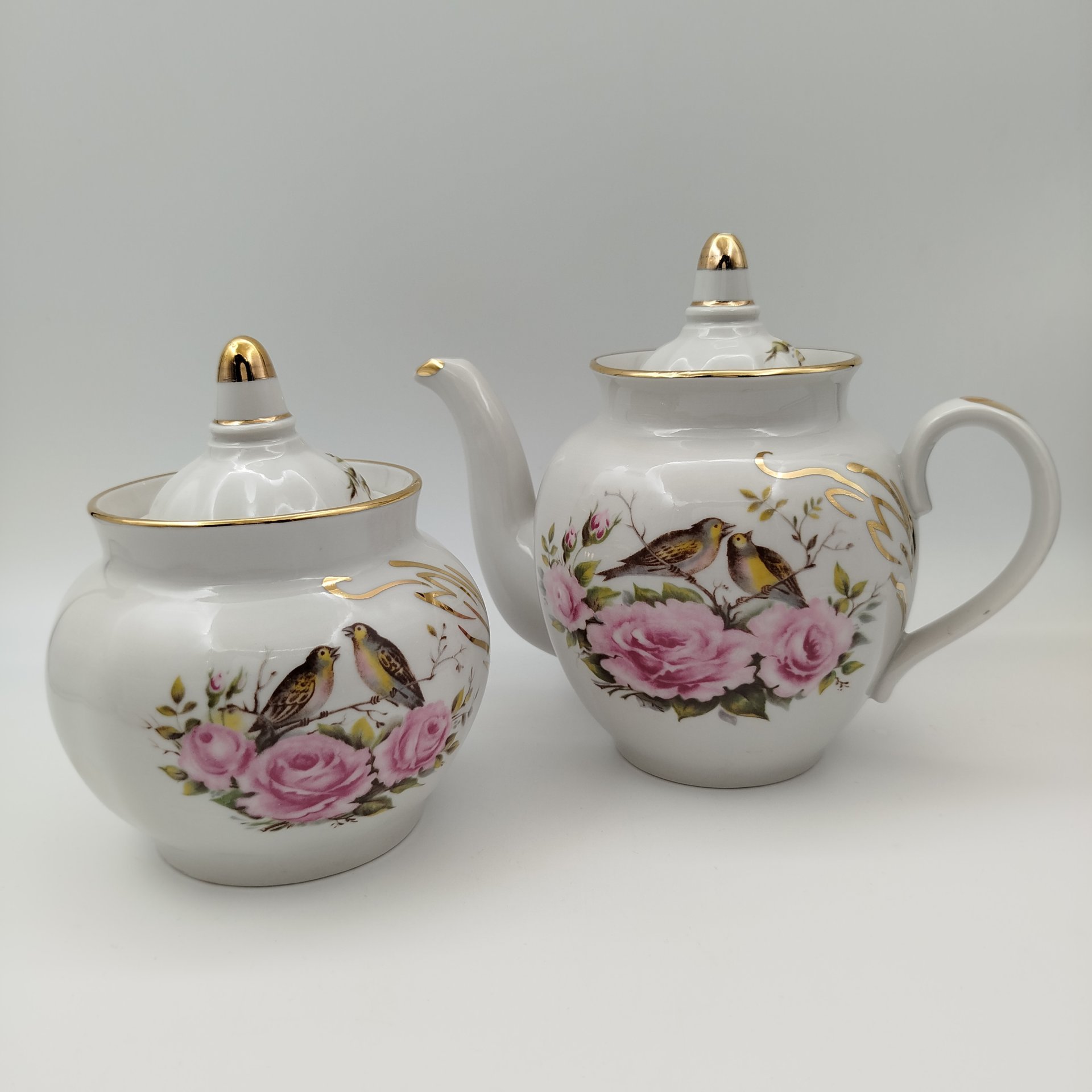 Сервиз чайный на 5 персон (12 предметов), украшенный цветами и птицами, фарфор, деколь, золочение, Дулевский фарфоровый завод (Дулёво), Российская Федерация, 2000 г.