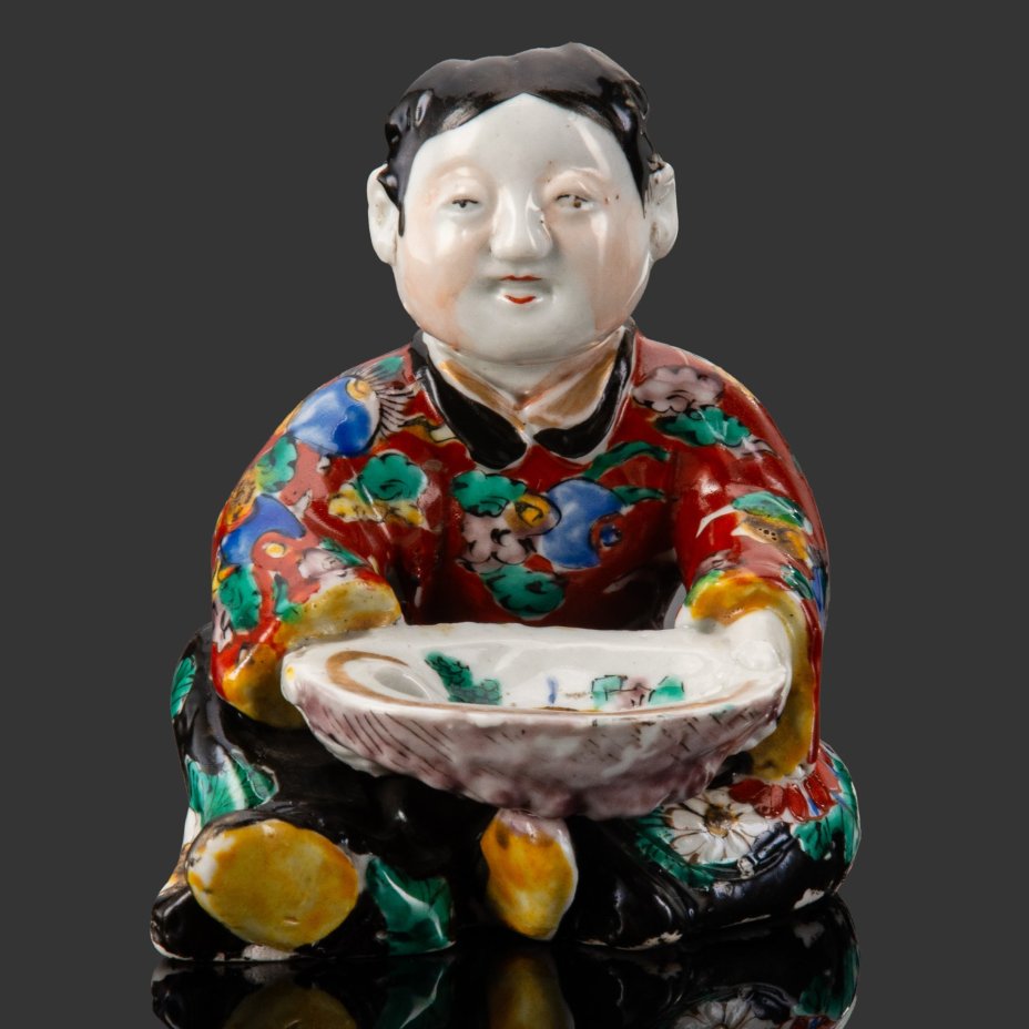 Статуэтка "Карако с чашей", фарфор, роспись эмалевыми красками, золочение, Китай, 1890-1910 гг.