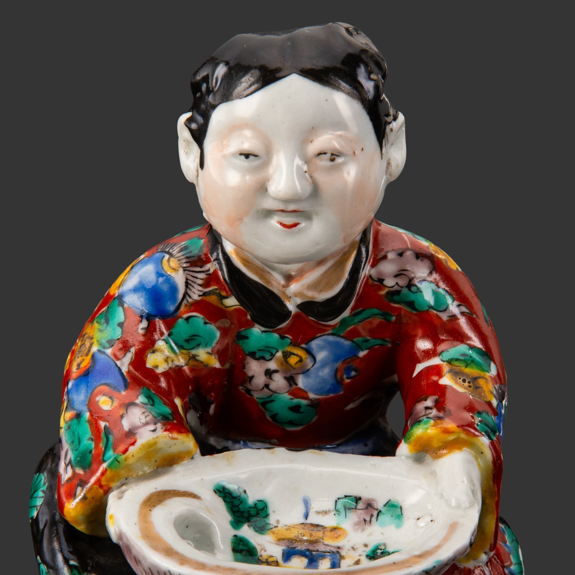 Статуэтка "Карако с чашей", фарфор, роспись эмалевыми красками, золочение, Китай, 1890-1910 гг.
