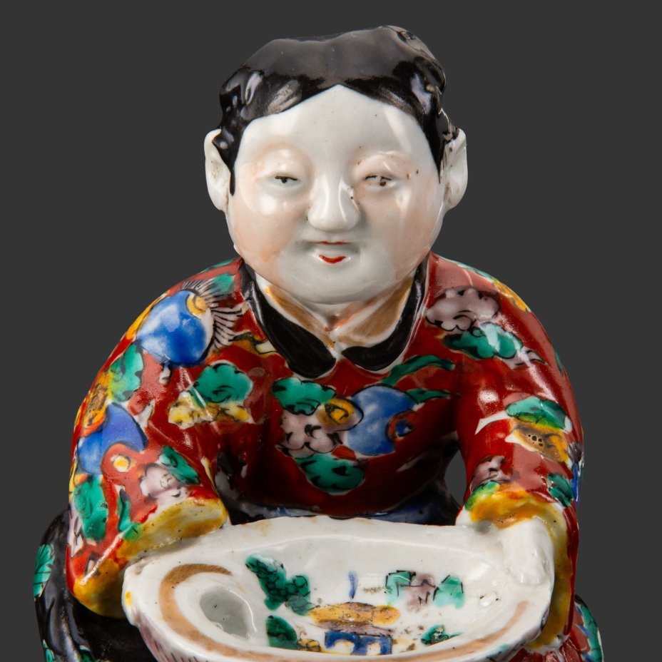 Статуэтка "Карако с чашей", фарфор, роспись эмалевыми красками, золочение, Китай, 1890-1910 гг.